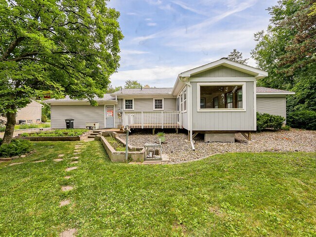 Building Photo - Your Private Retreat Just Minutes from Downtown South Lyon