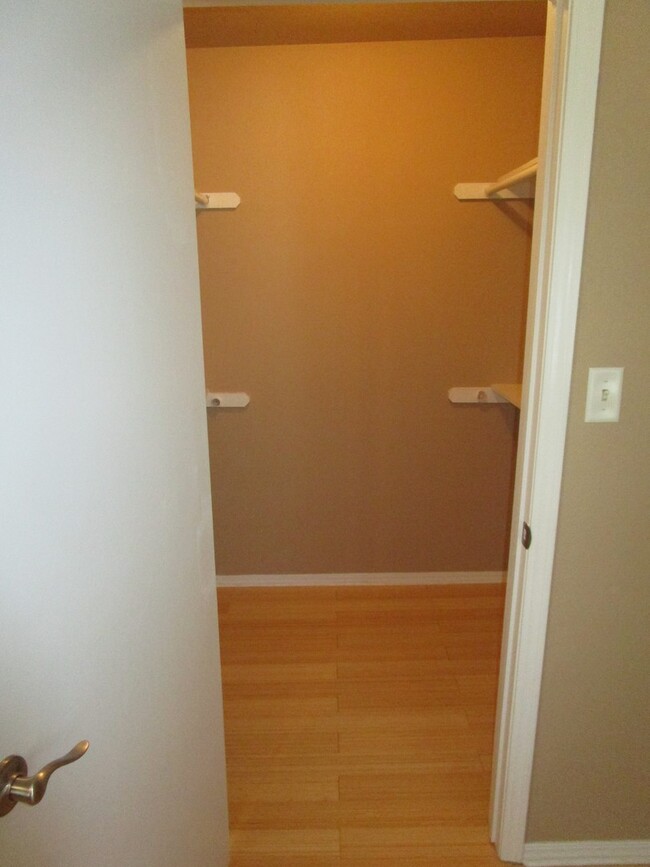 Building Photo - (2) Bed/(2.5) Bath Townhome Avail Now! Poo...