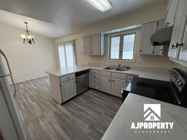 Building Photo - 5801 W Coughran Ct