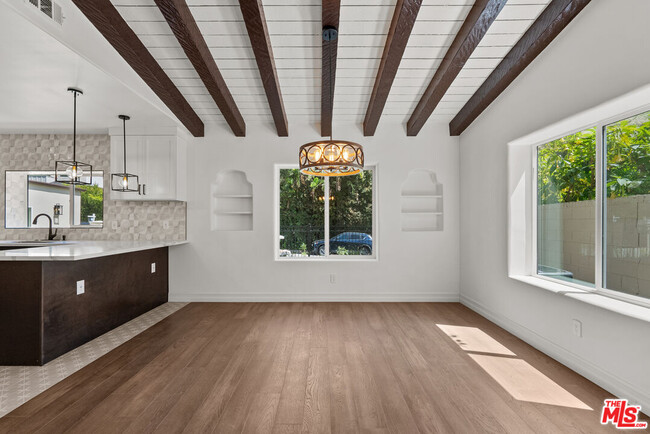 Building Photo - 1527 N Beverly Dr