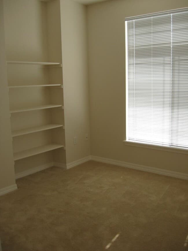 Building Photo - Beautiful 2-bed 2-bath condo!