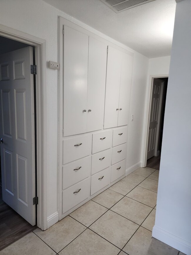 Building Photo - 3 Bedroom 2 bath with 2 car garage off of ...
