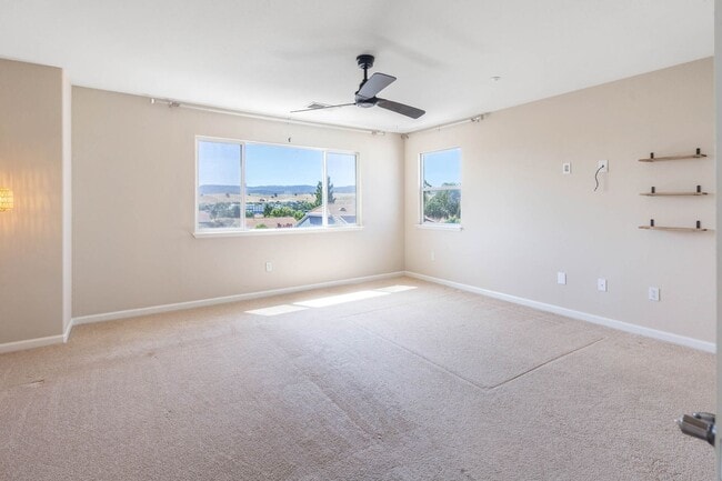 Building Photo - Gorgeous 4 Bedroom with SOLAR in Shadow Lakes!