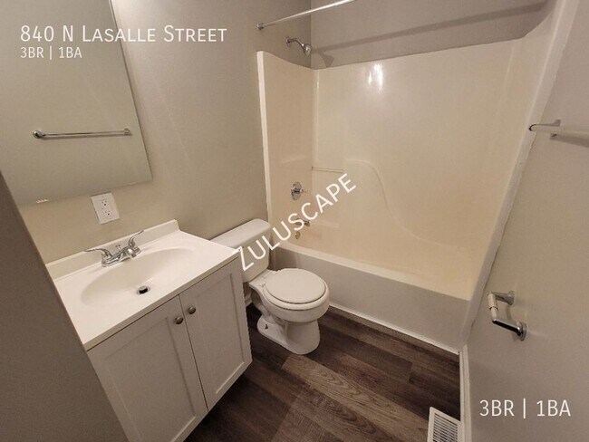 Building Photo - 840 Lasalle St