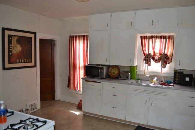 Building Photo - Cute 2 bedroom with garage & fence in back...