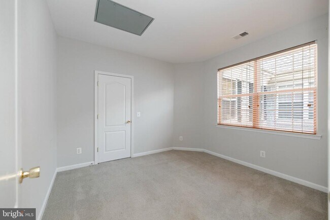 Building Photo - 13960 Greendale Dr