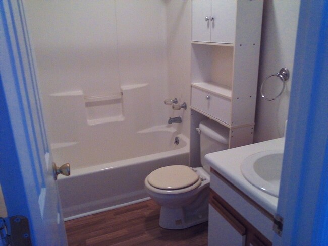 Building Photo - 2 Bedrooms 1 Bath - Downstairs unit