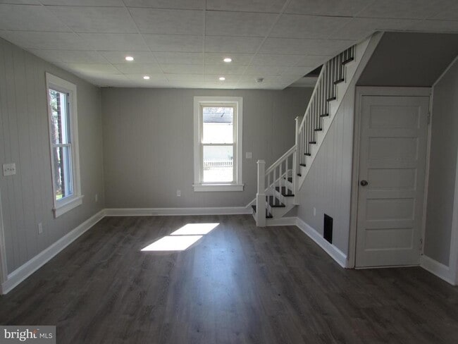 Building Photo - 8700 Maple Ave