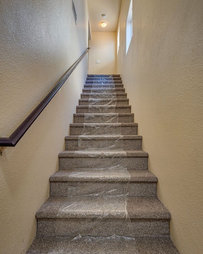 Building Photo - Beautiful 3 Bedroom, 2 Bathroom Townhouse w/ attached 1 Car Garage & Community Pool.