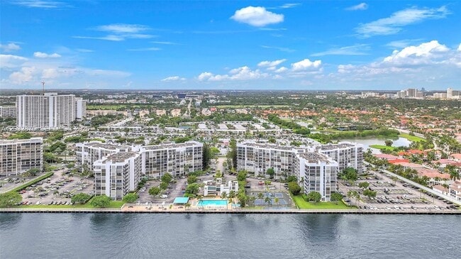 Building Photo - 1000 Parkview Dr