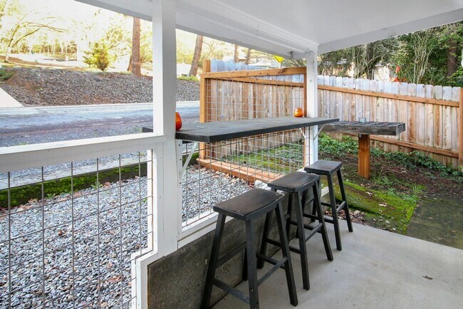 Building Photo - Daisy Creek Cottage: Fully Furnished 2bd/1ba, Fenced Yard, Utility Fee $300