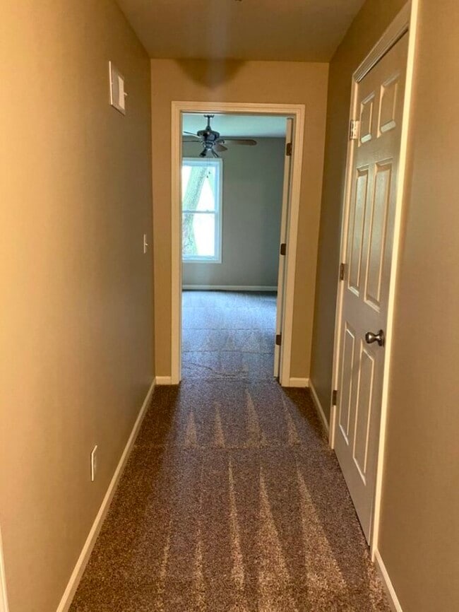 Building Photo - NEWLY RENOVATED 3 bdrm/2 bath - Sharon