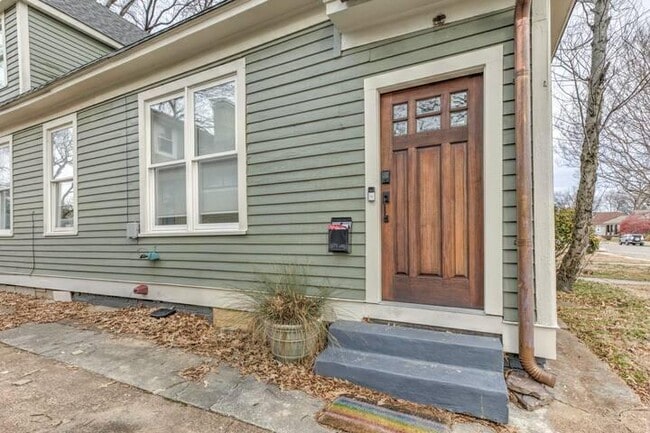 Primary Photo - 2030 Young Ave