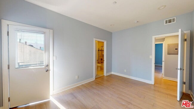 Building Photo - 146 1/2 Rosemont Ave