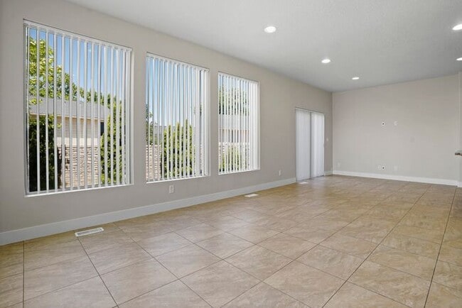 Building Photo - Spacious 3 Bed 3.5 Bath Townhome in Murray...