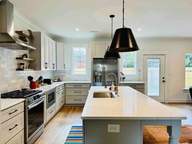 Building Photo - 806 Colorado Ave