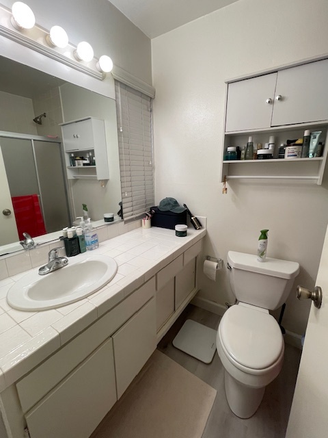 ensuite bathroom - 411 Monterey Blvd