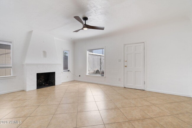 Building Photo - 930 E Whitton Ave