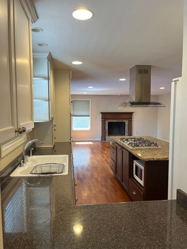 Building Photo - Great East Medford location with views of RoxyAnn