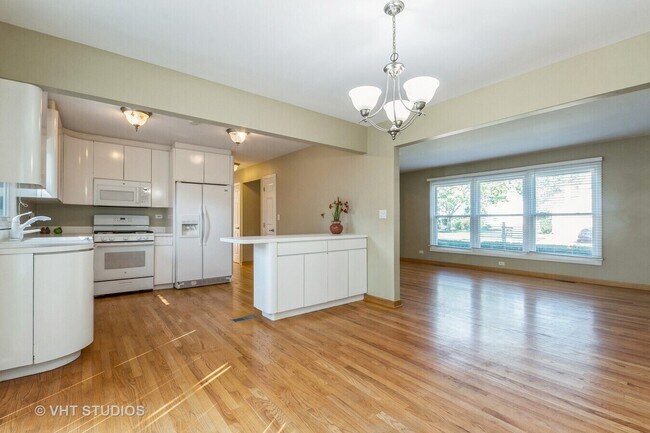 Building Photo - 920 Chaucer Way