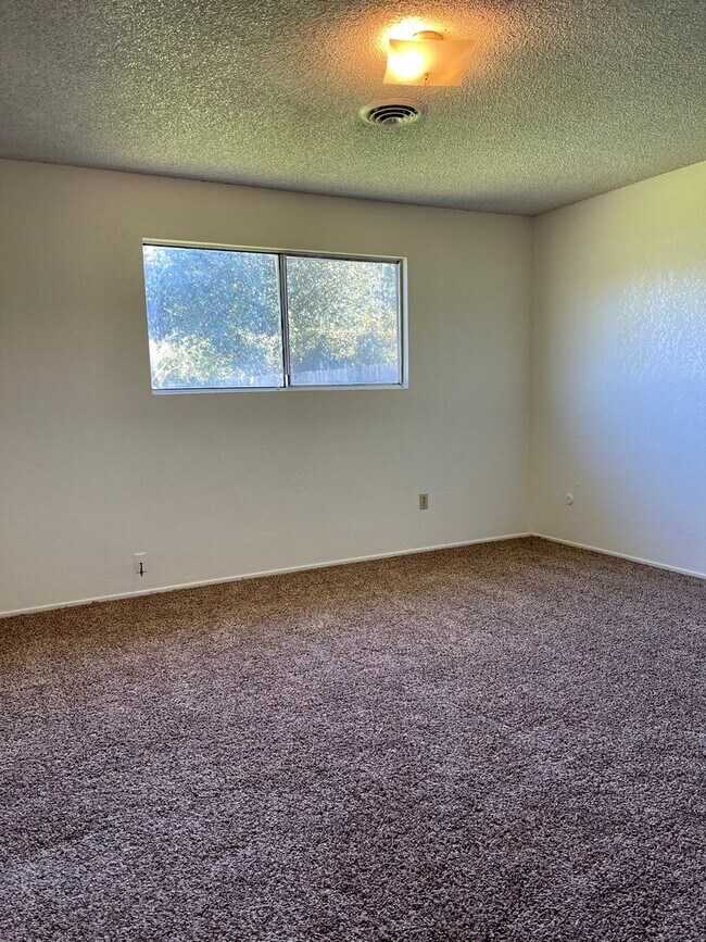 Building Photo - 4 bedroom home in convenient location on Alta Mesa Dr.