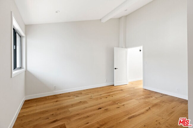 Building Photo - 1549 Palisades Dr
