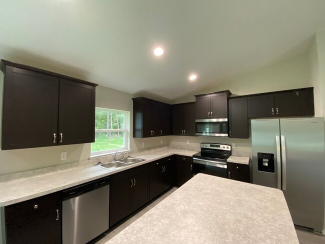 Building Photo - Custom Home - Desirable SW Ocala Neighborhood 3/2/2 **Won't Last**