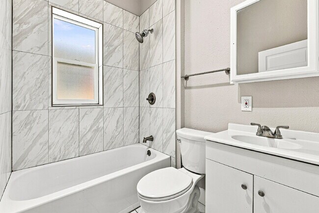 Building Photo - $2,845.95, 3 bed, 1 bath, located in Denver with New Appliances