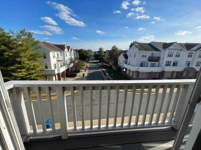 Building Photo - Beautiful 3 Bed 2.5 Bath Interior Townhome...