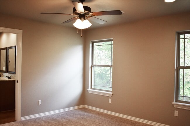 Building Photo - 3 Bedroom 2.5 Bathroom Home in Fayetteville AR!