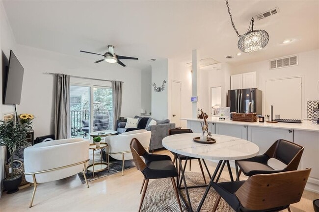 Building Photo - 802 S 1st St