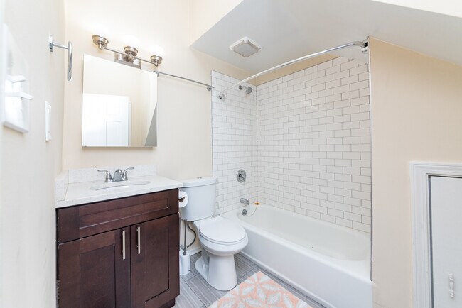 Building Photo - 1431 W Belmont Ave