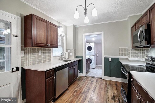 Building Photo - 213 E 6th St