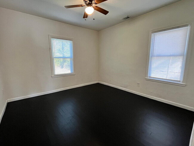 Building Photo - Available March 10th! Charming 2BR/1BA Duplex