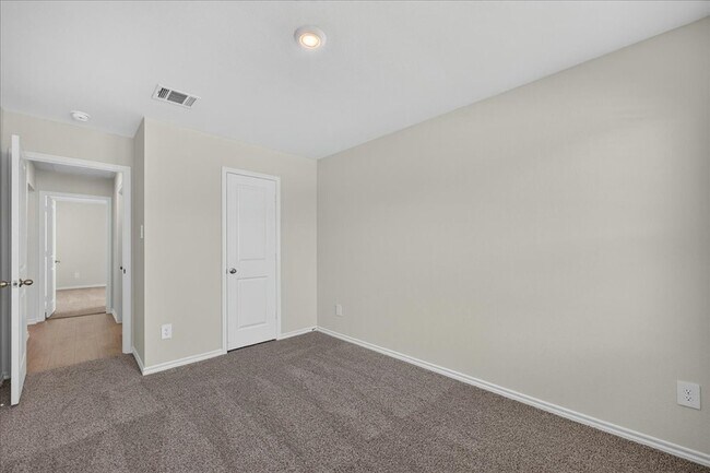 Building Photo - 717 Sweet Pea Dr