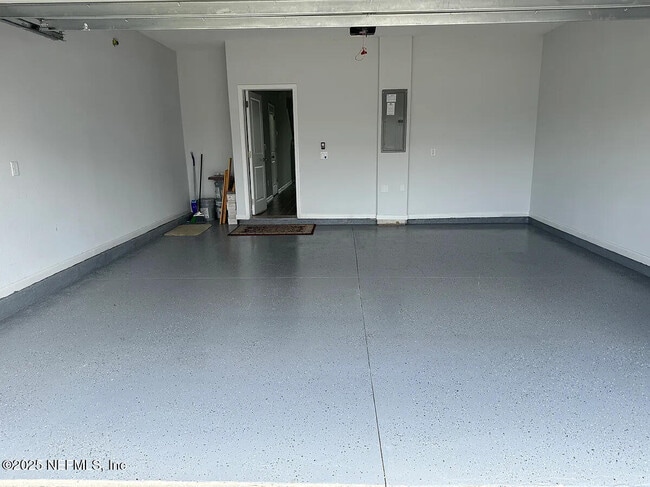 Building Photo - 355 Brandon Lks Dr