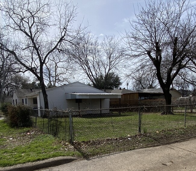 Building Photo - 3803 Poinsettia Dr