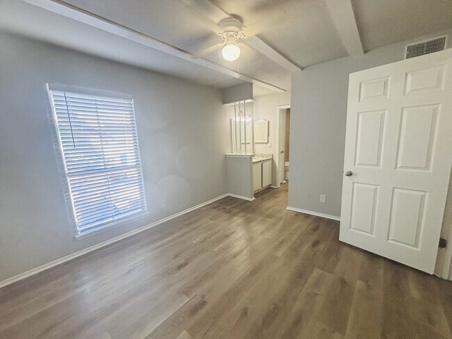 Building Photo - 6200 W Tidwell Rd