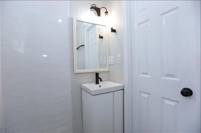 Building Photo - 5917-1-5912 Sherman St