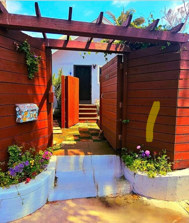 Building Photo - 340 Rennie Ave