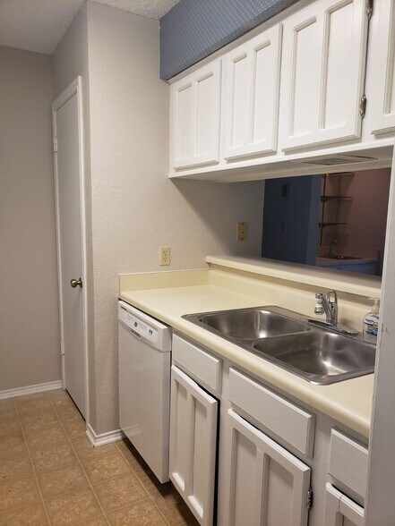 Kitchen - 1202 Thorpe Ln