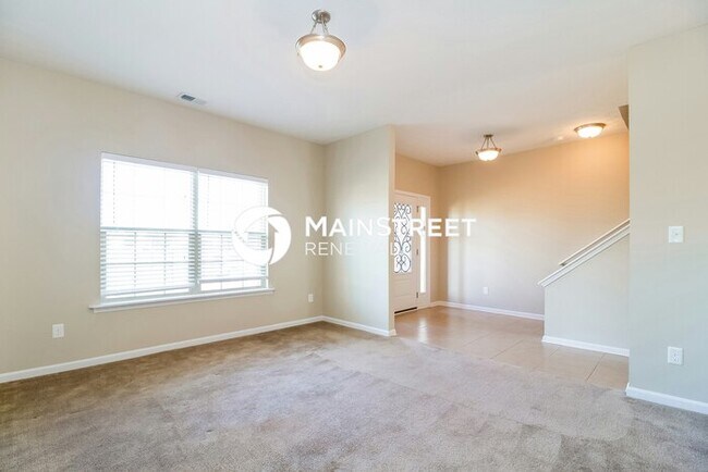 Building Photo - 4 Bedroom Pet-Friendly Home in Louisville, KY with Main Street Renewal