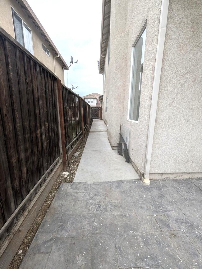 Building Photo - 1901 Oregano Way