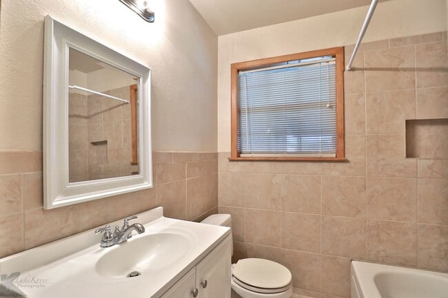 Building Photo - 3 bed 2 bath 2 car carport home in south A...