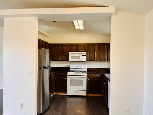 Building Photo - 4 Bedroom, 2 Bath Home with Attached Garag...