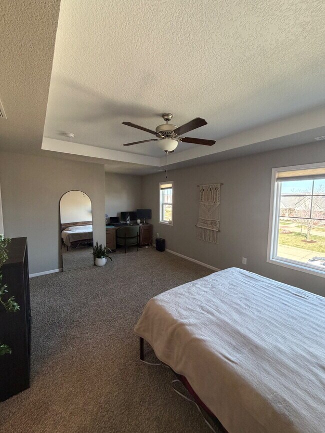 Building Photo - Charming 3-Bed 2.5-Bath Townhouse with Granite Finishes Near Jordan Creek Town Center