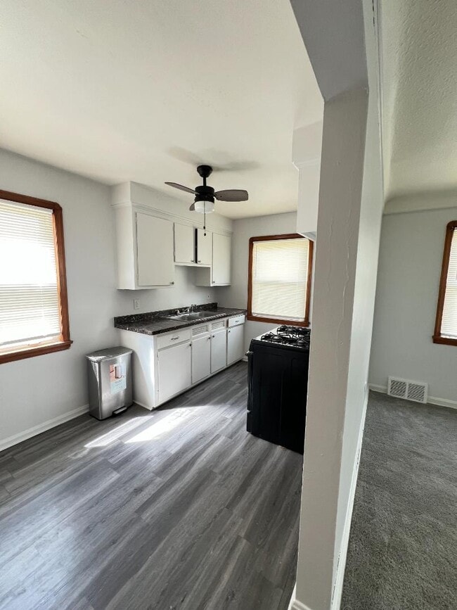 Building Photo - 15818 Maplewood Ave