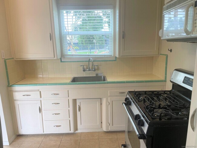 Building Photo - 4735 Lomitas Dr