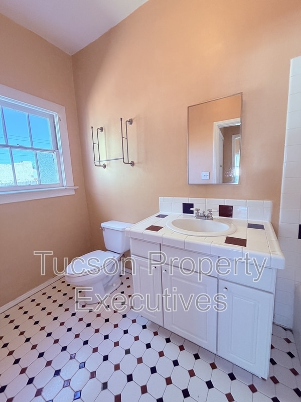 Building Photo - 1222 N Olsen Ave