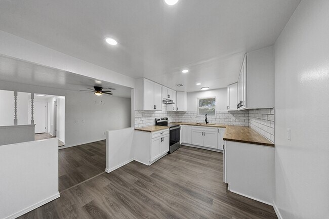 Building Photo - 3232 Parker Dr